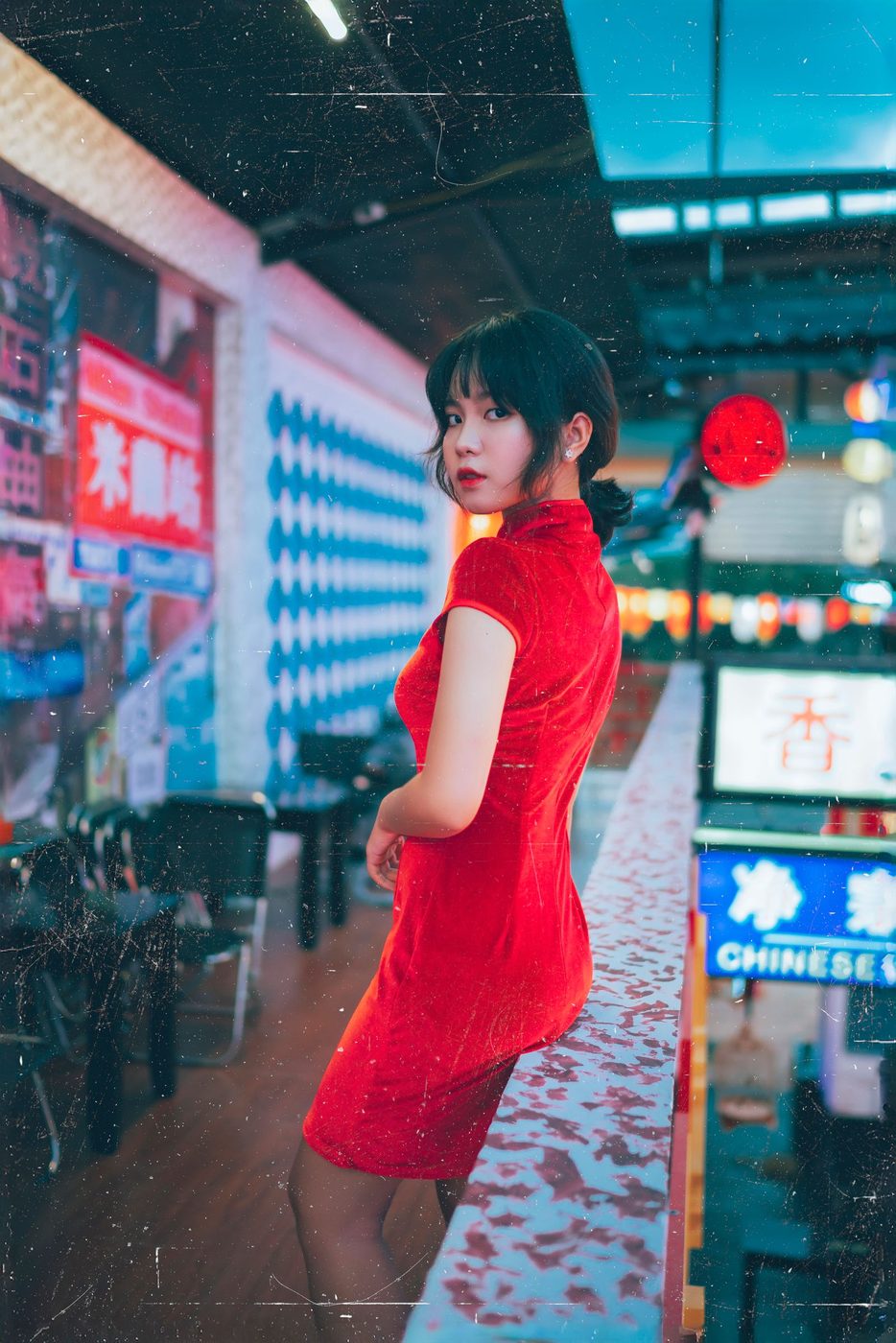 闹市霓虹中的红裙人物